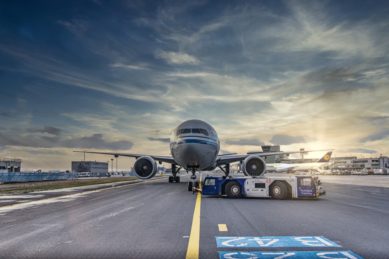 Avión de carga en pista de aeropuerto al amanecer o atardecer